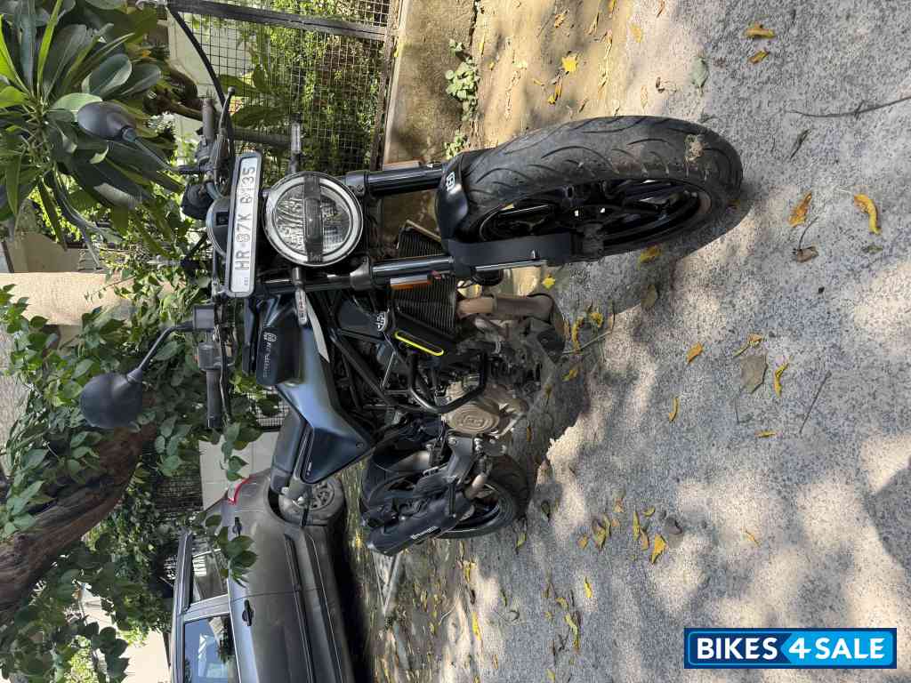 Moonshine Black Husqvarna Svartpilen 250