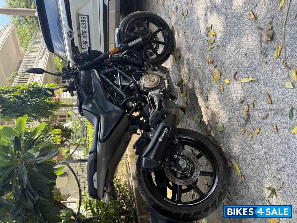 Moonshine Black Husqvarna Svartpilen 250 Moonshine Black Husqvarna Svartpilen 250