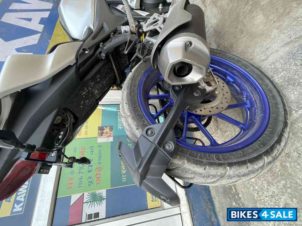 White Metallic C Yamaha R15M