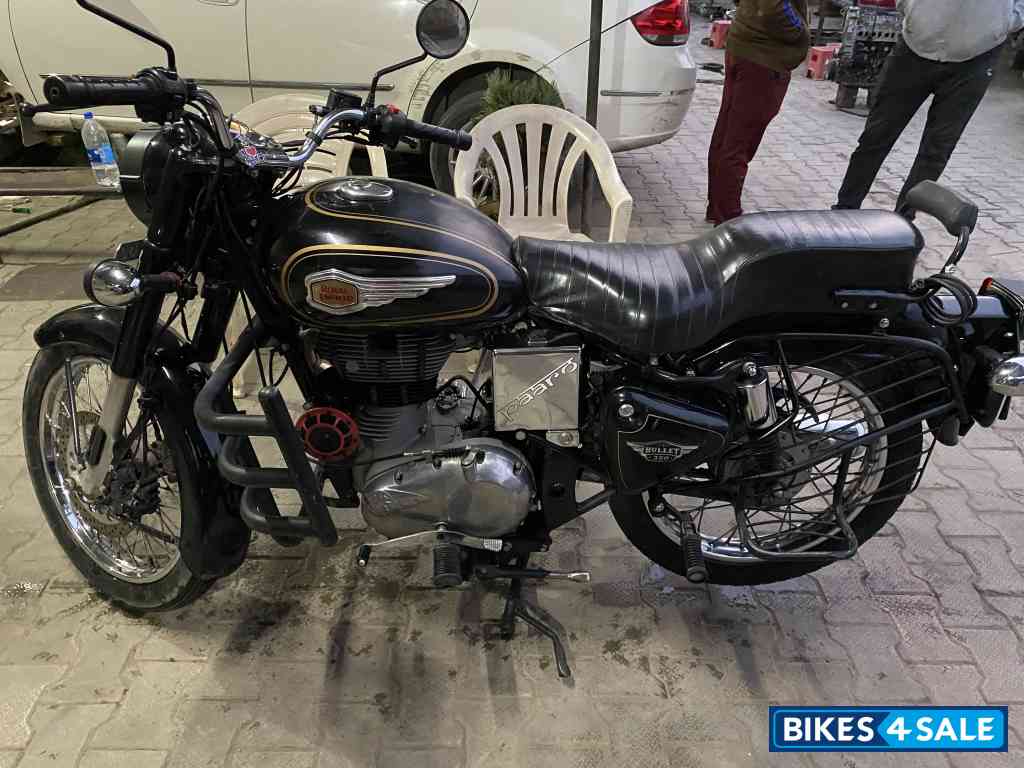 Black Royal Enfield Bullet Standard 350