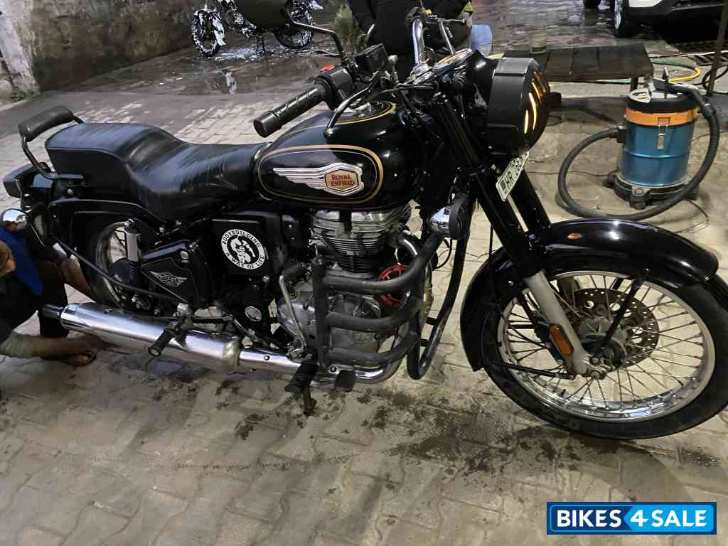 Black Royal Enfield Bullet Standard 350