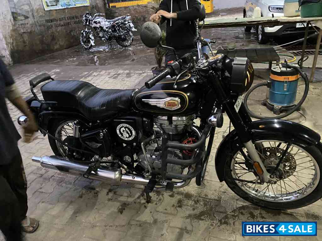 Black Royal Enfield Bullet Standard 350