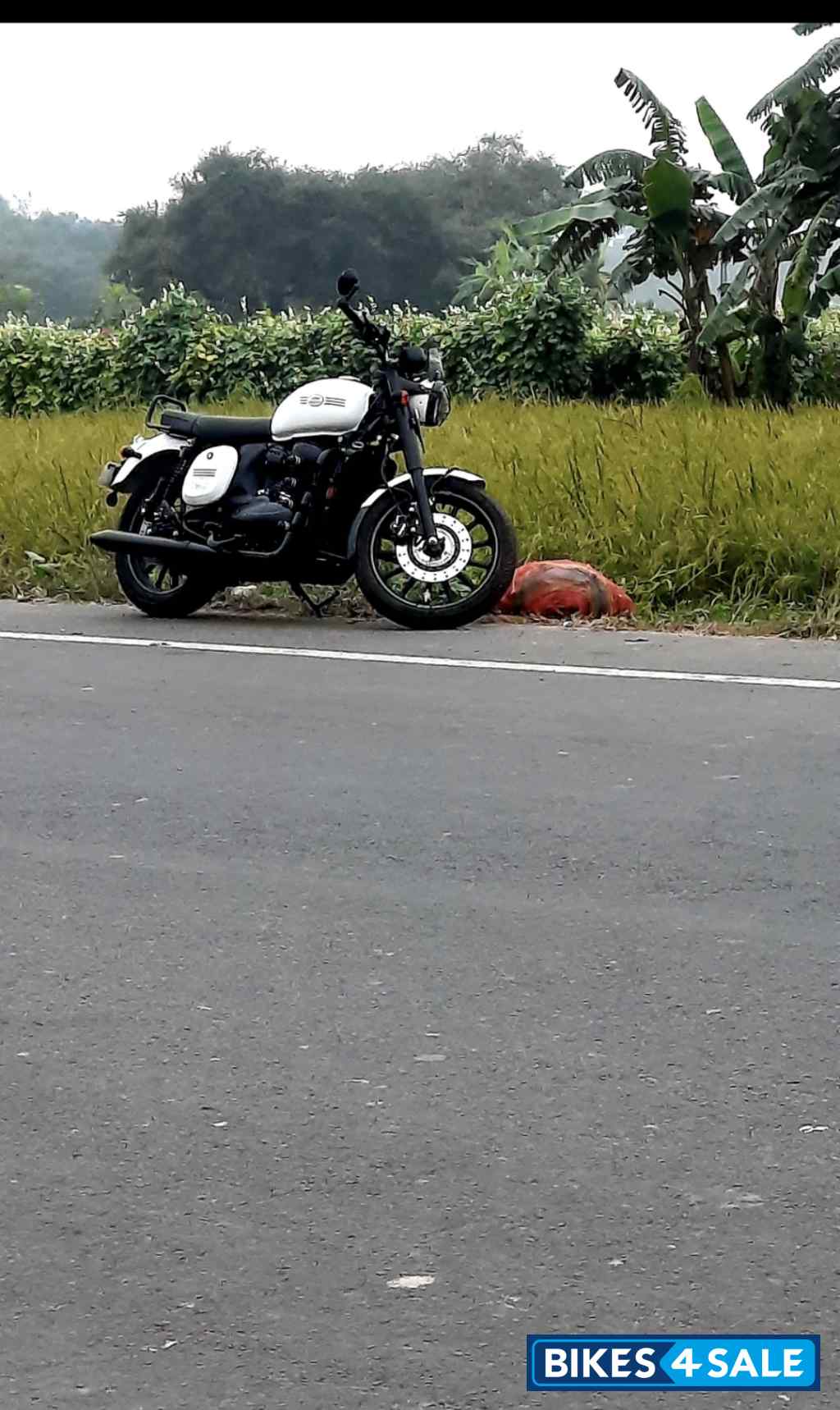 Jawa 42 Dual Channel ABS Sirius White