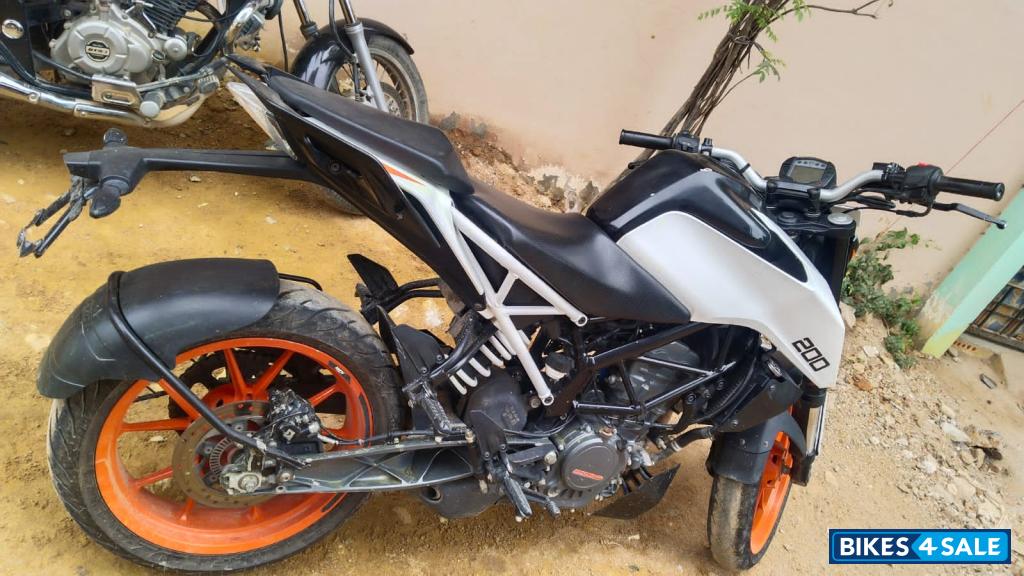 Creamic White KTM Duke 200 2022