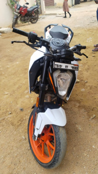 Creamic White KTM Duke 200 2022
