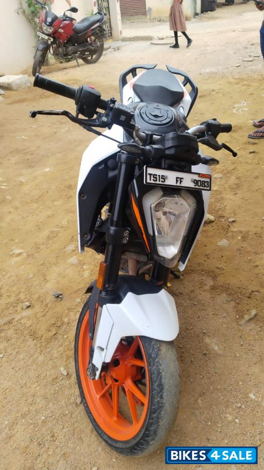 Creamic White KTM Duke 200 2022