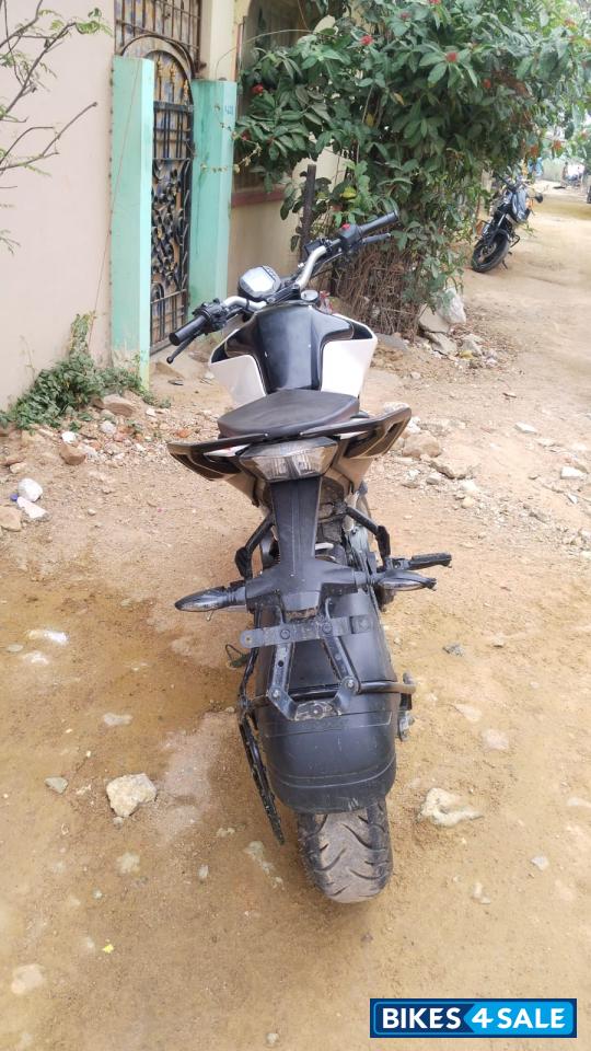 Creamic White KTM Duke 200 2022