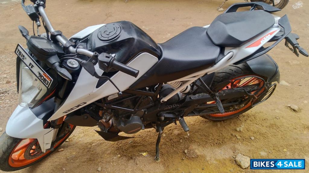 Creamic White KTM Duke 200 2022