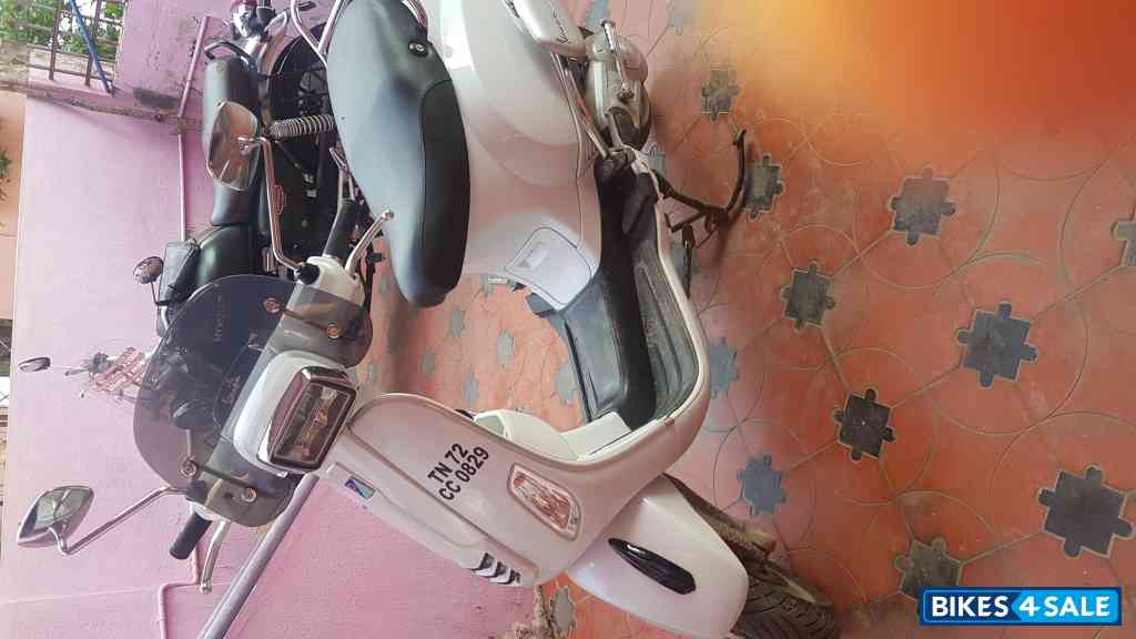 White Vespa SXL 125 BS6