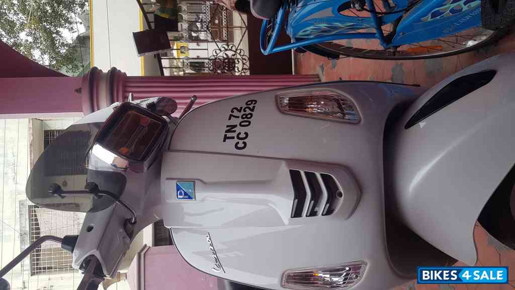 White Vespa SXL 125 BS6
