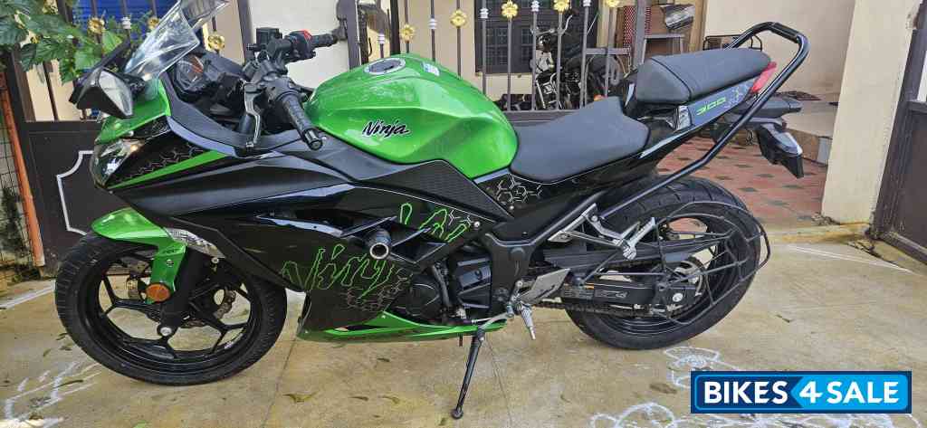 Kawasaki Ninja 300 BS6
