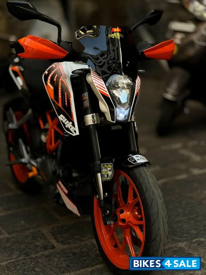 Orange KTM Duke 390 Orange KTM Duke 390