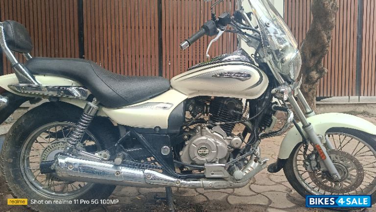 Moon White Bajaj Avenger Cruise 220 BS6
