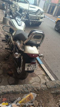 Moon White Bajaj Avenger Cruise 220 BS6