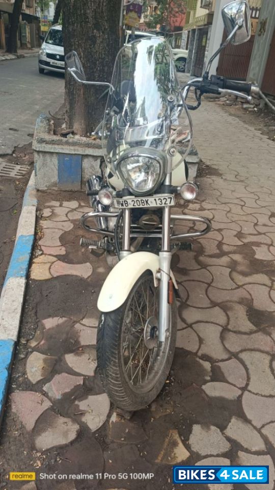 Moon White Bajaj Avenger Cruise 220 BS6