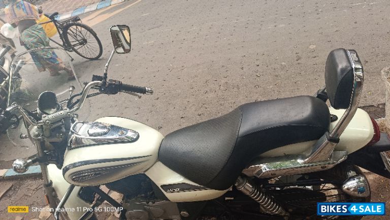 Moon White Bajaj Avenger Cruise 220 BS6