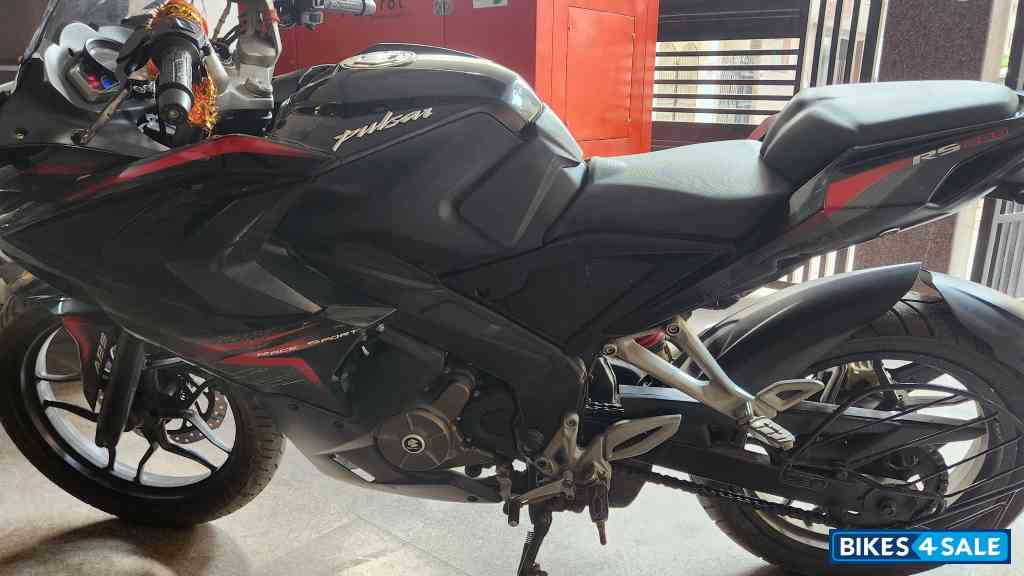 Bajaj Pulsar RS 200 ABS