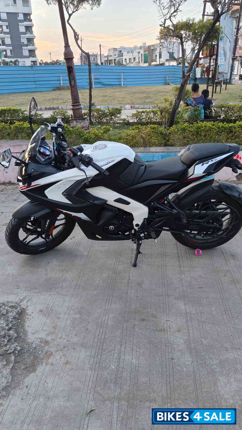 Matalic White Bajaj Pulsar RS 200 ABS