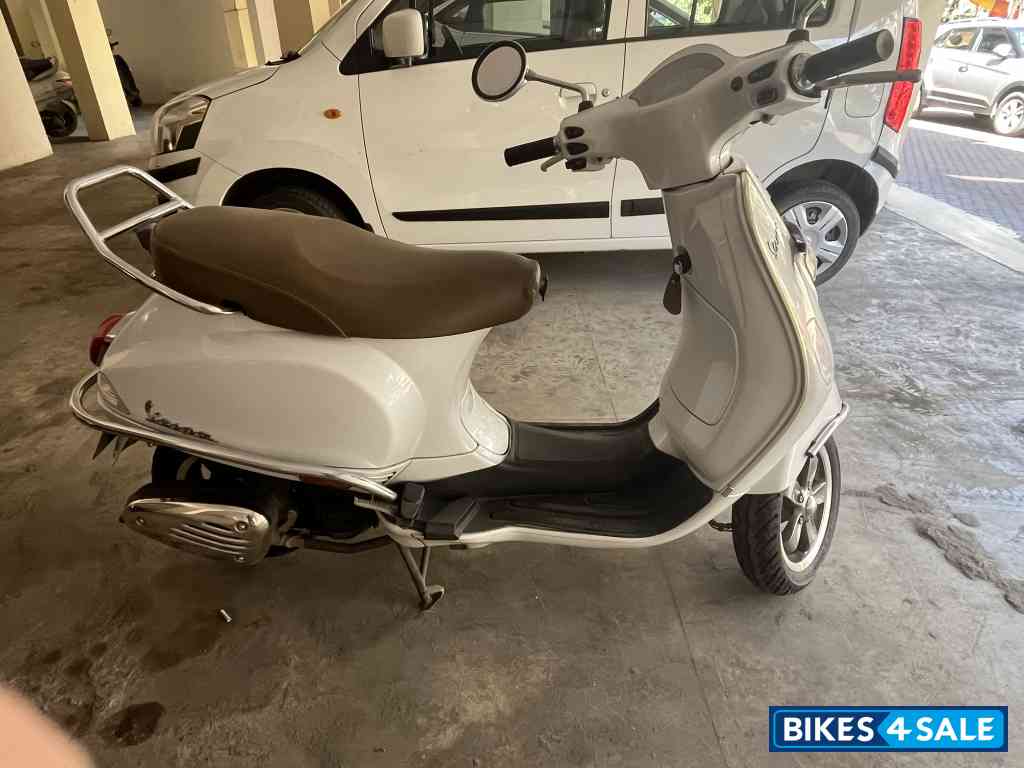 Pearl White Vespa VXL 125
