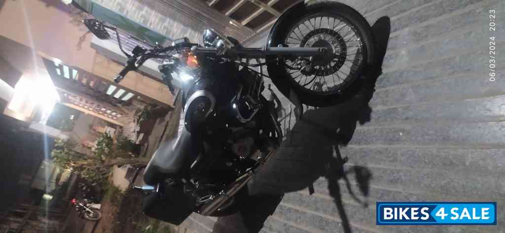 Ebony Black Bajaj Avenger Cruise 220