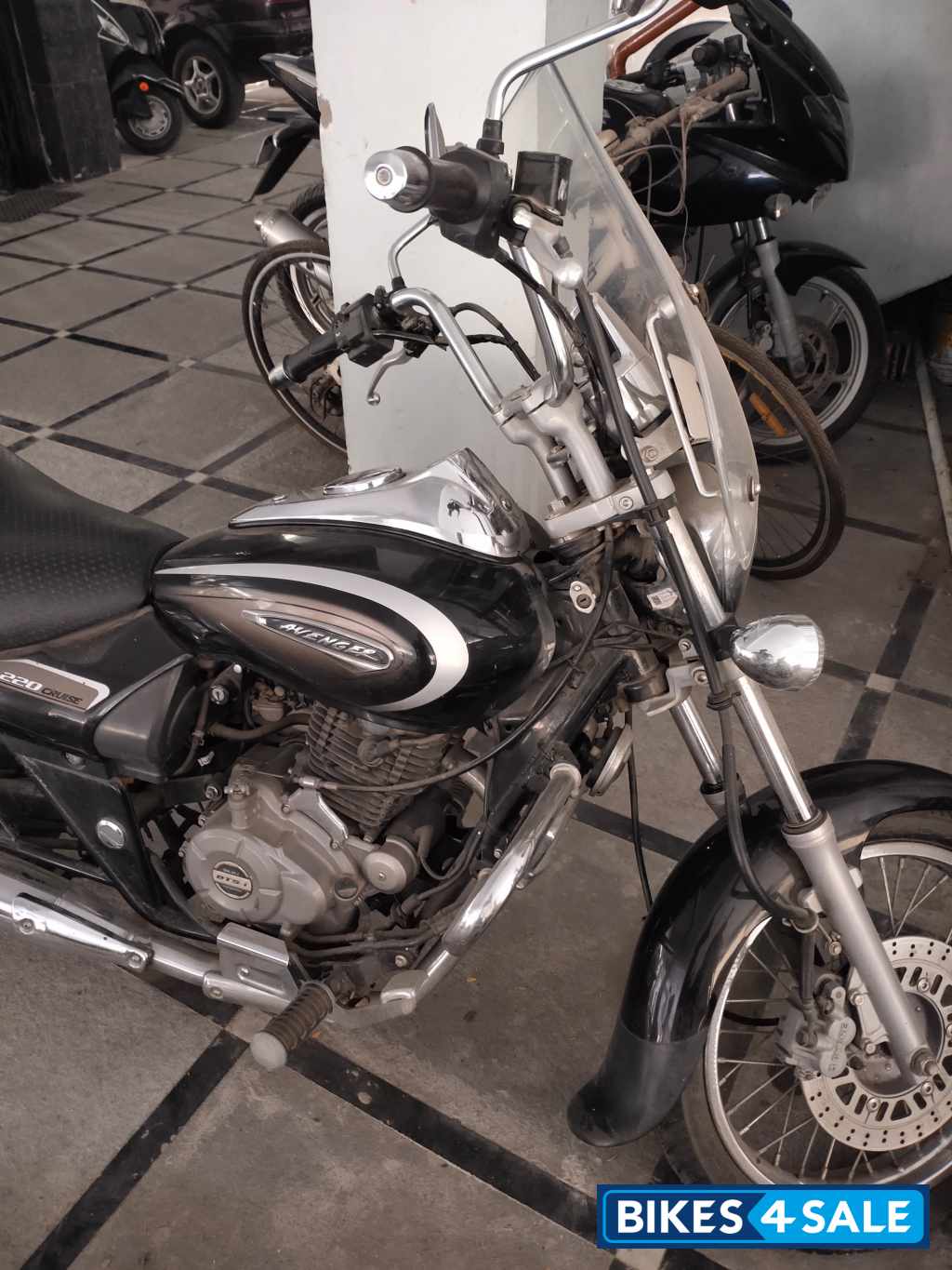 Silver Bajaj Avenger Cruise 220 BS6 Silver Bajaj Avenger Cruise 220 BS6