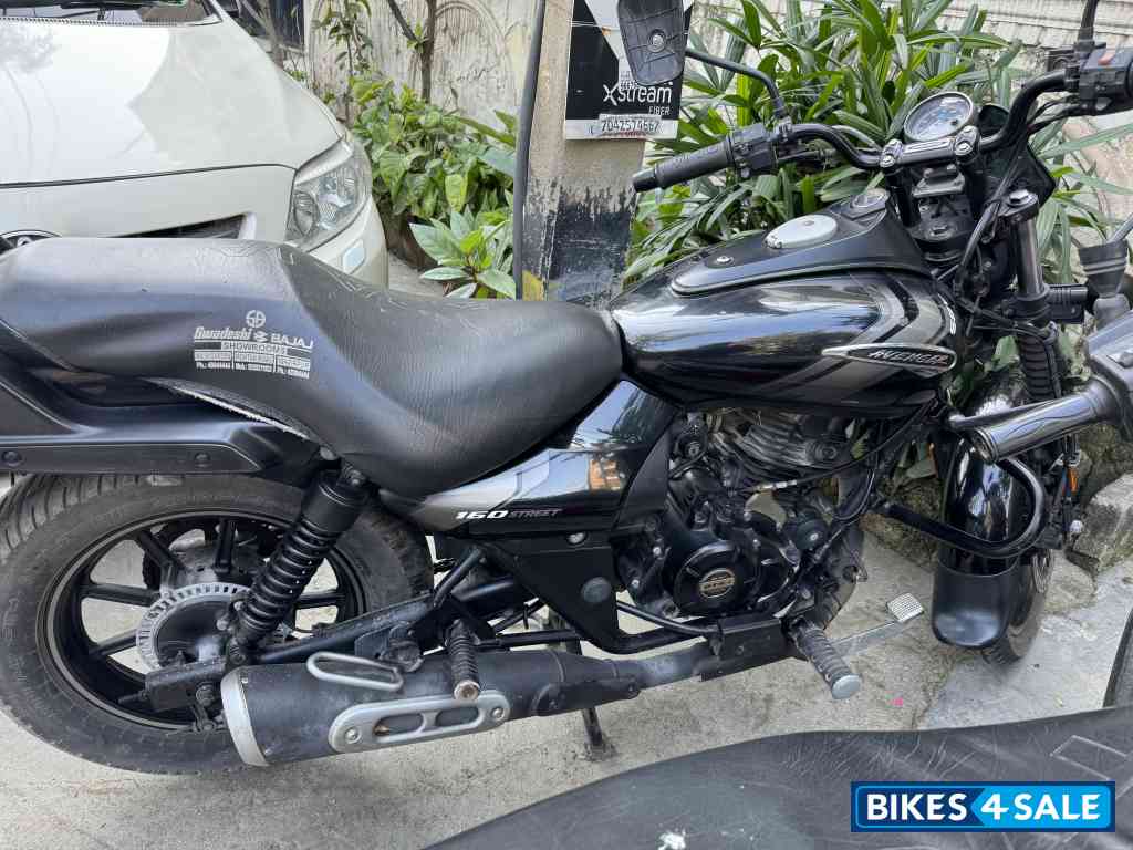 Black Bajaj Avenger Street 160 BS6