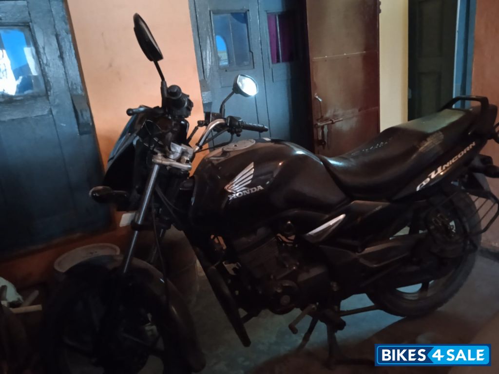 Black Honda CB Unicorn