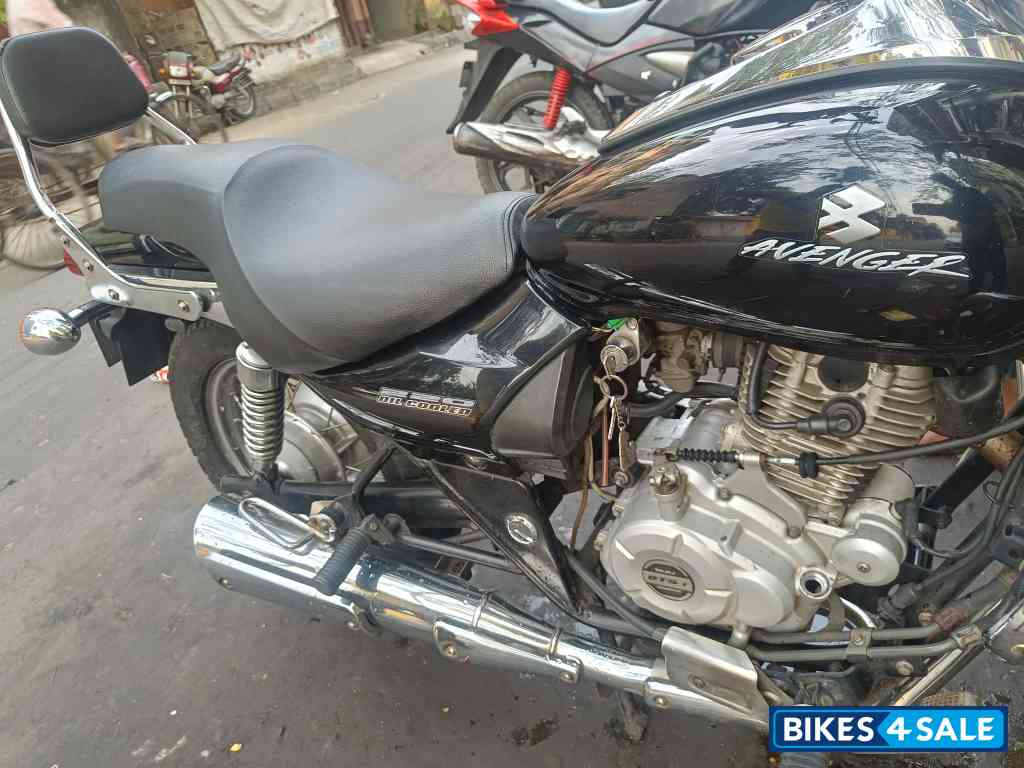 Black Bajaj Avenger Cruise 220 BS6