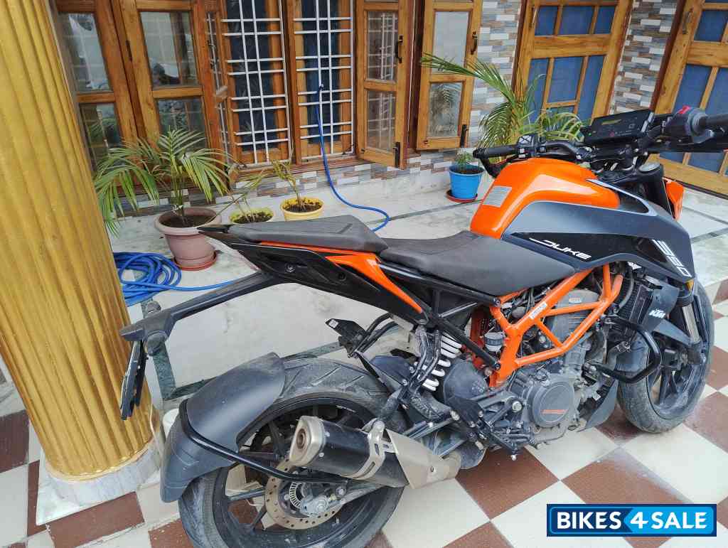 Orange KTM Duke 390 2022