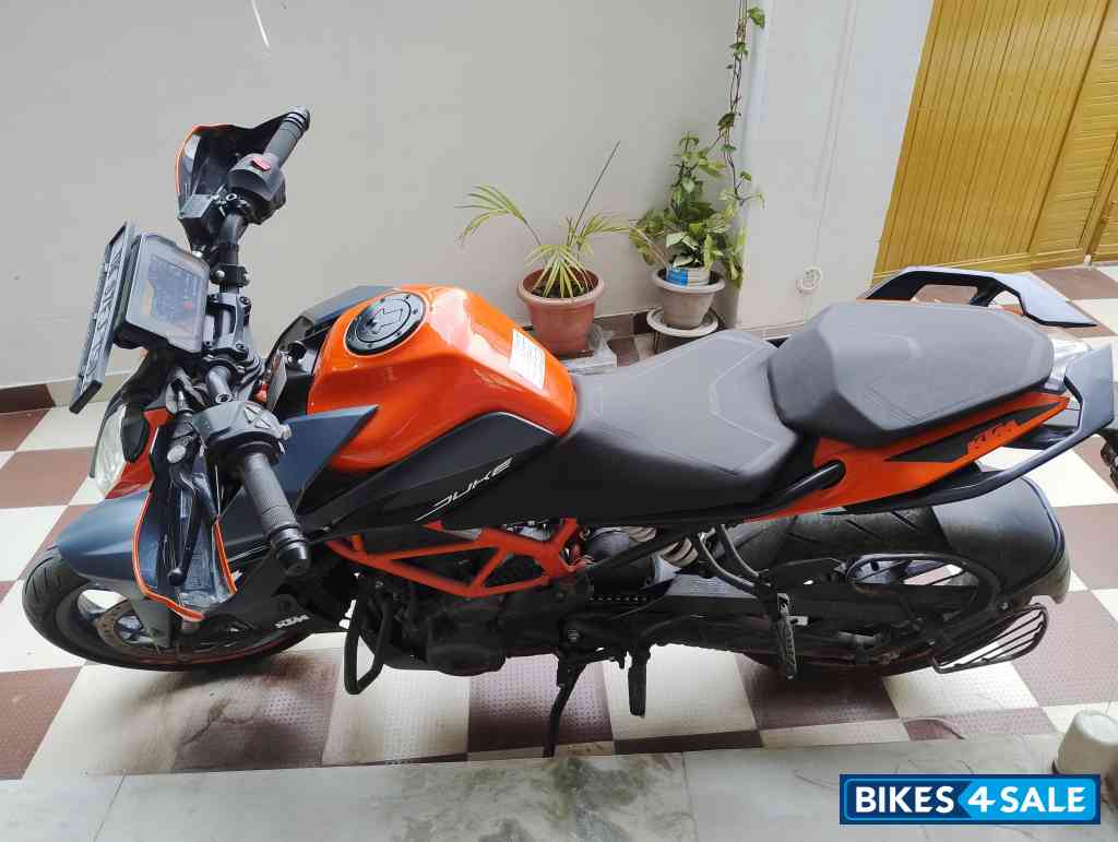 Orange KTM Duke 390 2022