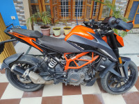 Orange KTM Duke 390 2022