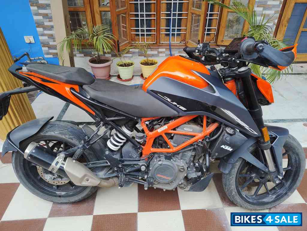 Orange KTM Duke 390 2022
