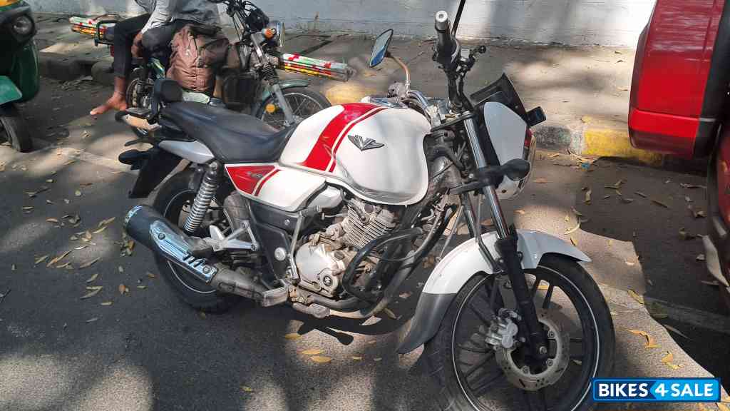 Bajaj V15