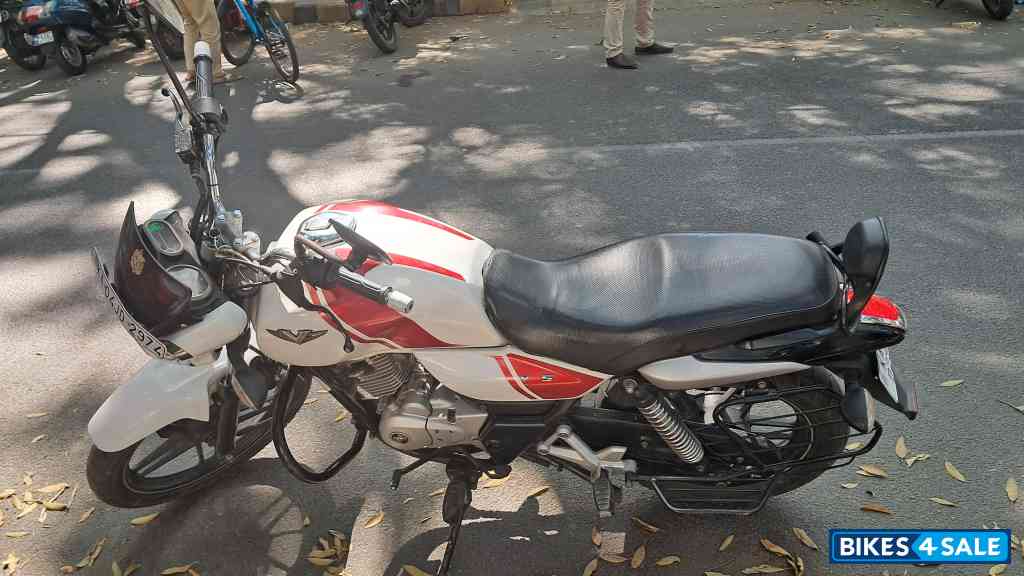 Bajaj V15