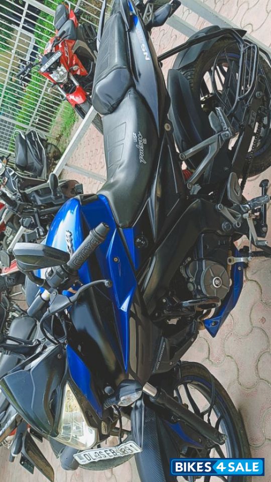 Saturn Blue Bajaj Pulsar NS 160