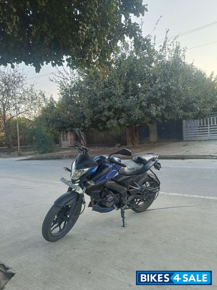 Saturn Blue Bajaj Pulsar NS 160