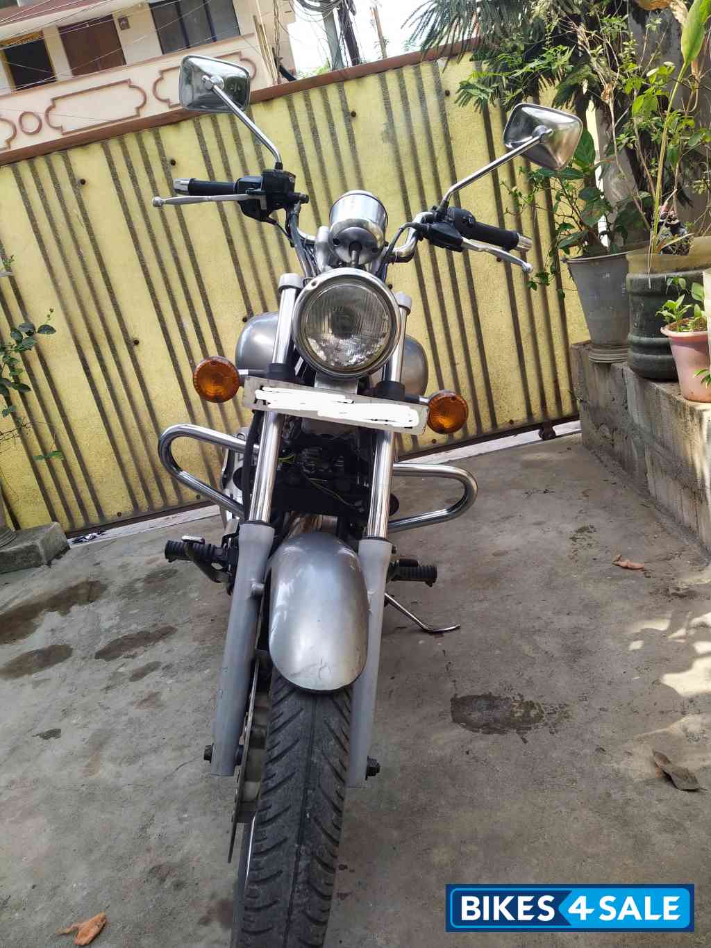 Silver Bajaj Avenger 220 DTS-i