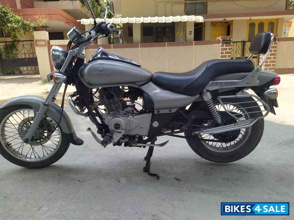 Silver Bajaj Avenger 220 DTS-i Silver Bajaj Avenger 220 DTS-i