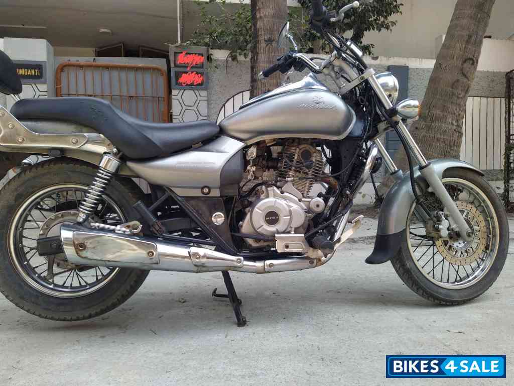 Silver Bajaj Avenger 220 DTS-i Silver Bajaj Avenger 220 DTS-i