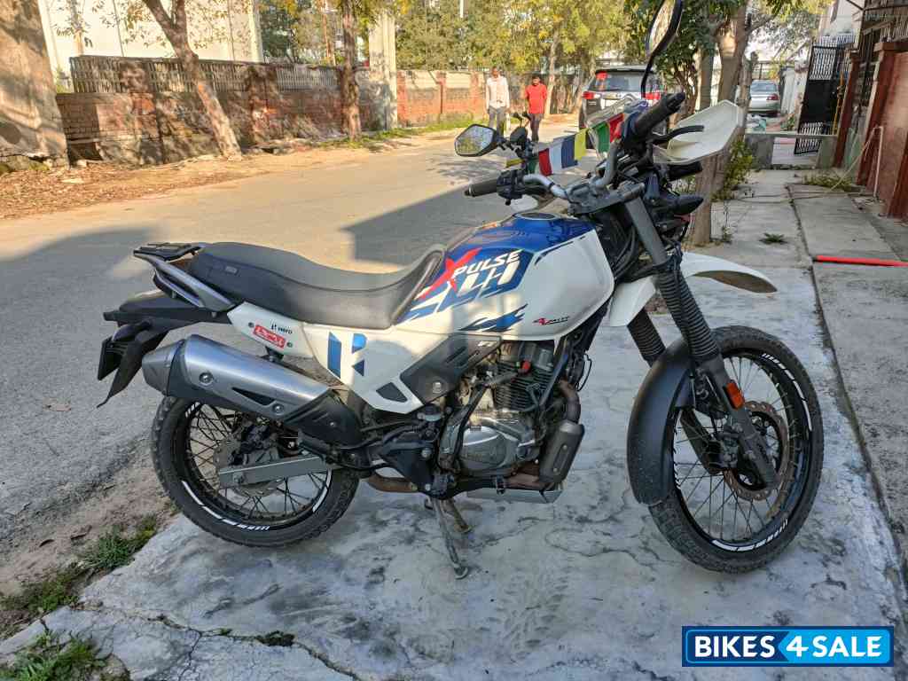 Blue-white Hero Xpulse 200 4V