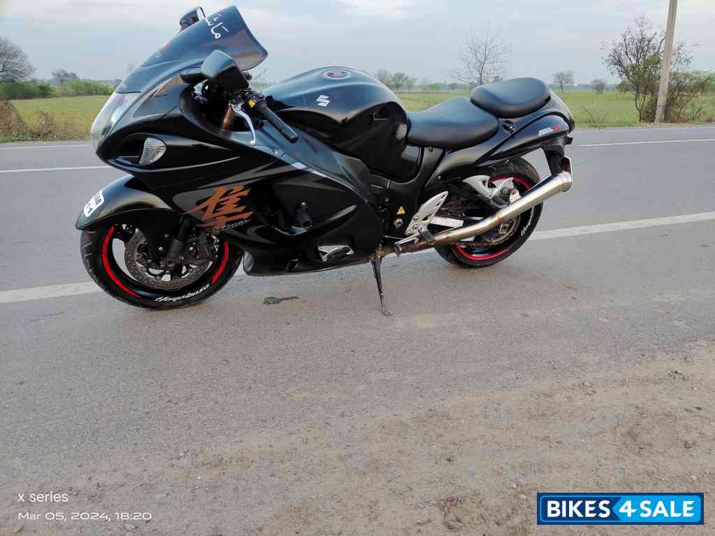Black Suzuki Hayabusa GSX1300R