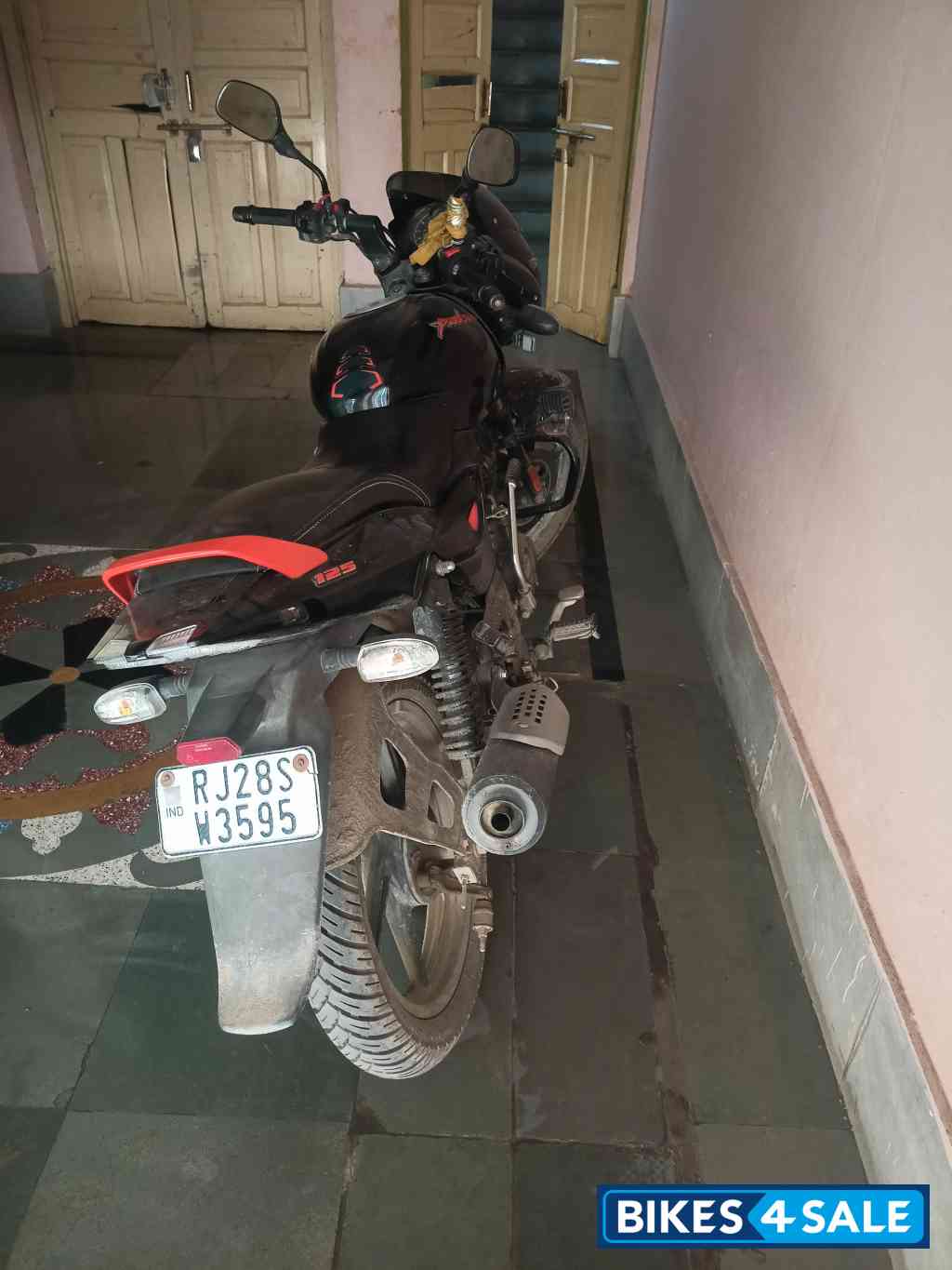 Black Bajaj Pulsar 125 Neon BS6