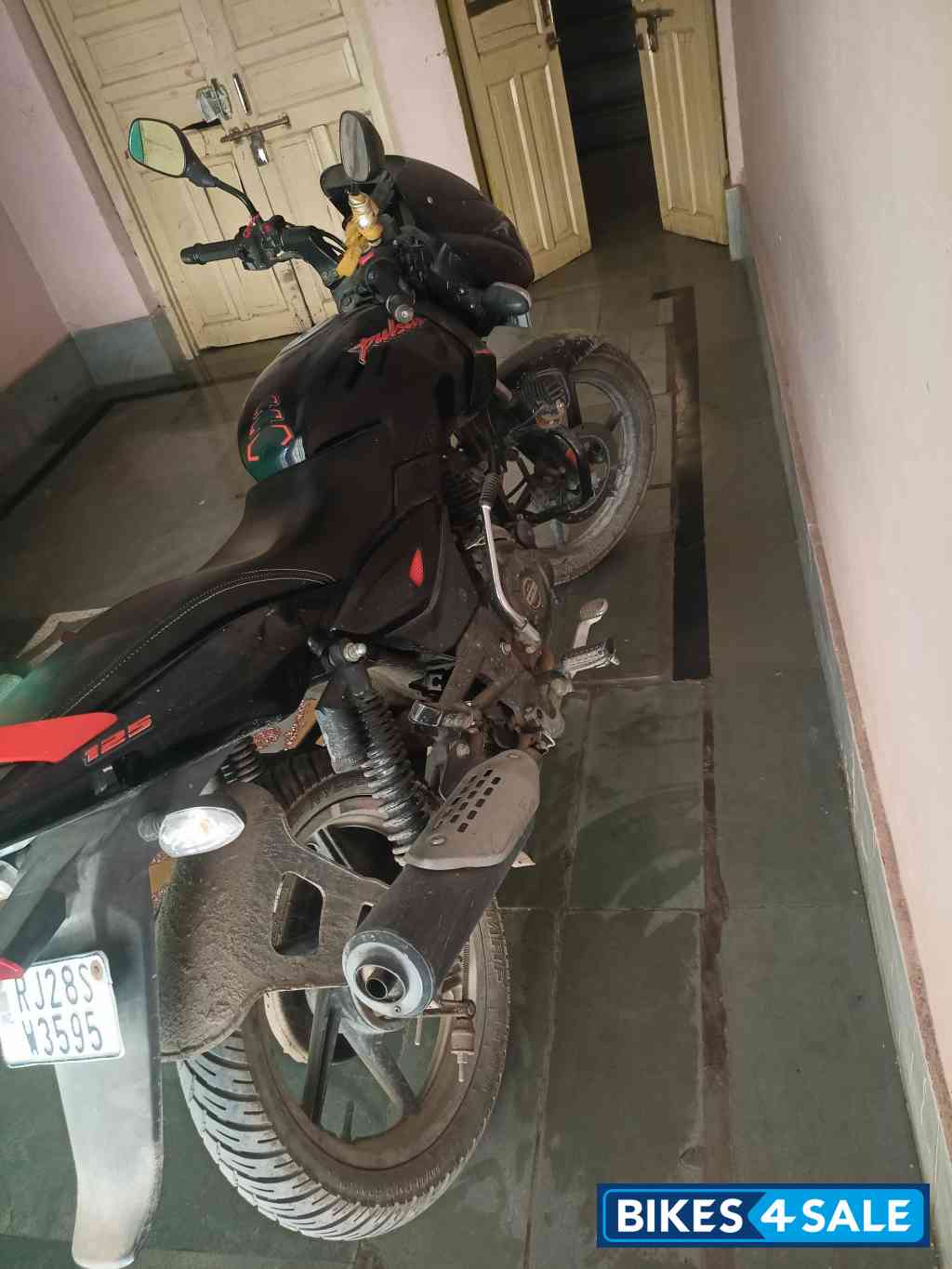 Black Bajaj Pulsar 125 Neon BS6