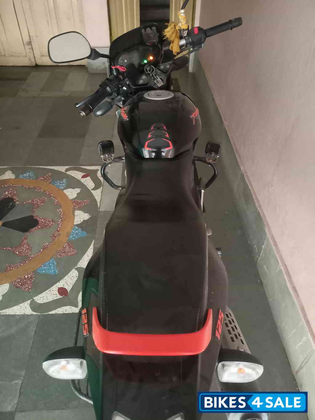 Black Bajaj Pulsar 125 Neon BS6