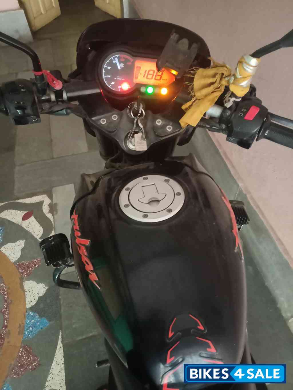 Black Bajaj Pulsar 125 Neon BS6