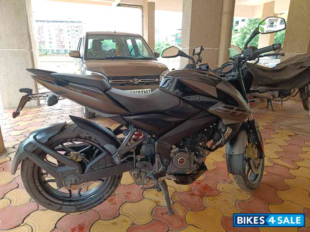 Mate Black Bajaj Pulsar NS200