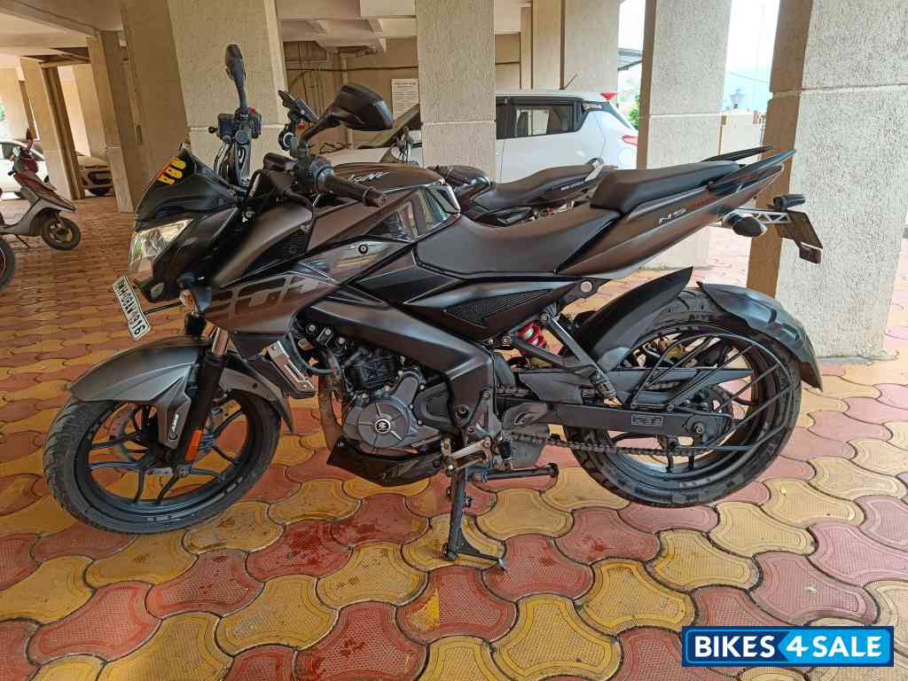 Mate Black Bajaj Pulsar NS200