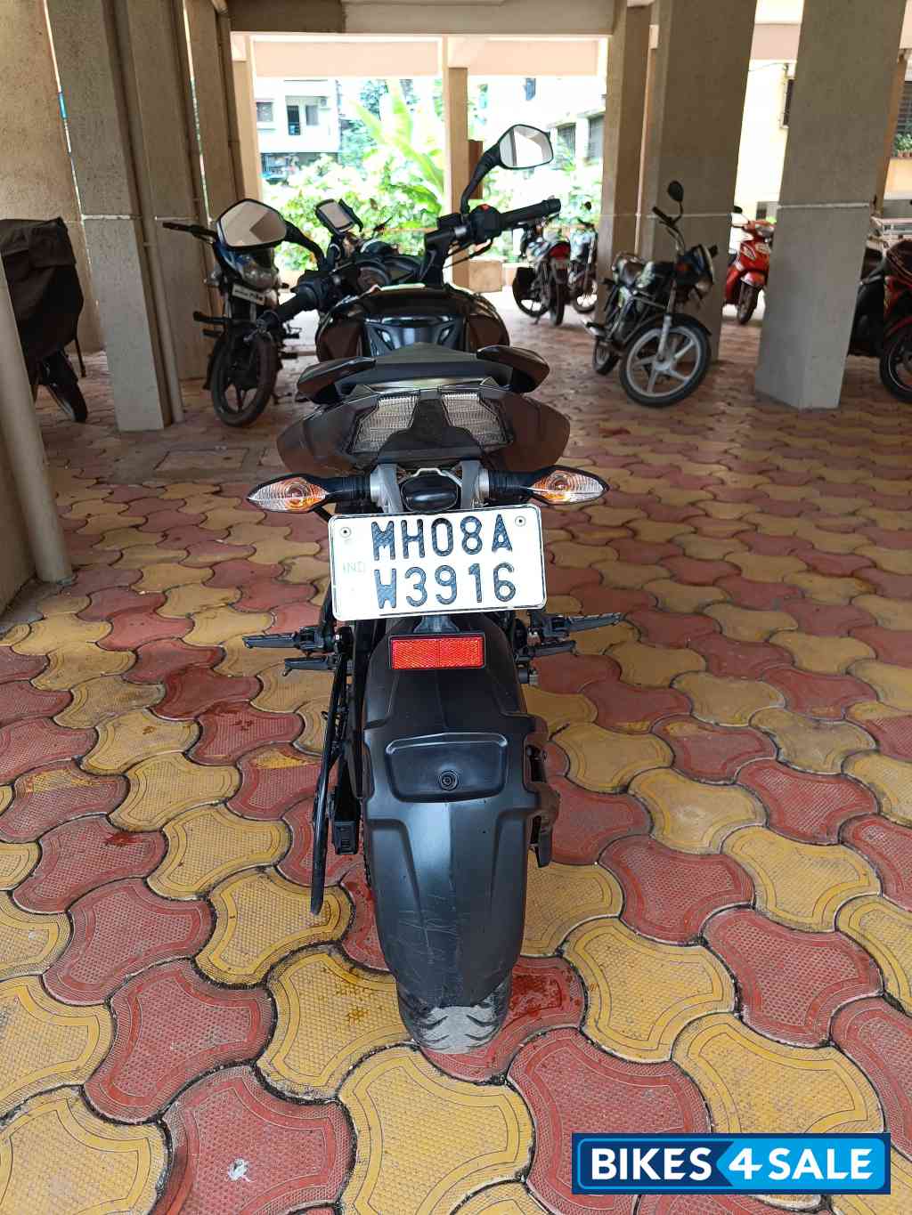 Mate Black Bajaj Pulsar NS200