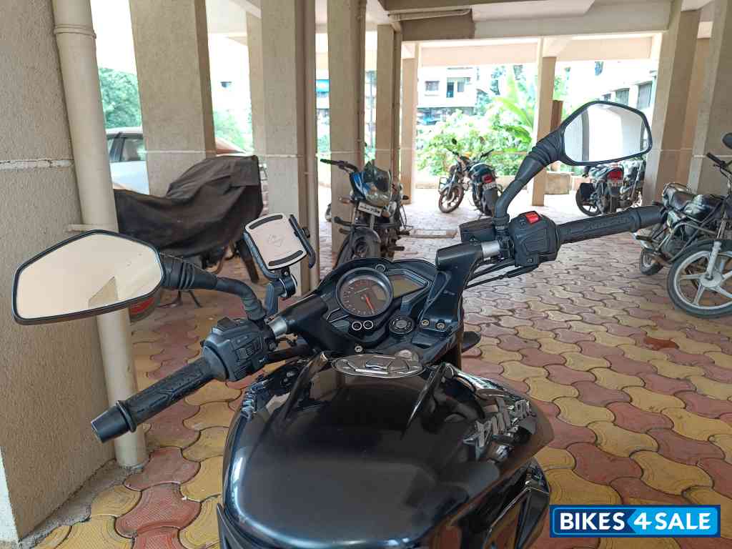 Mate Black Bajaj Pulsar NS200