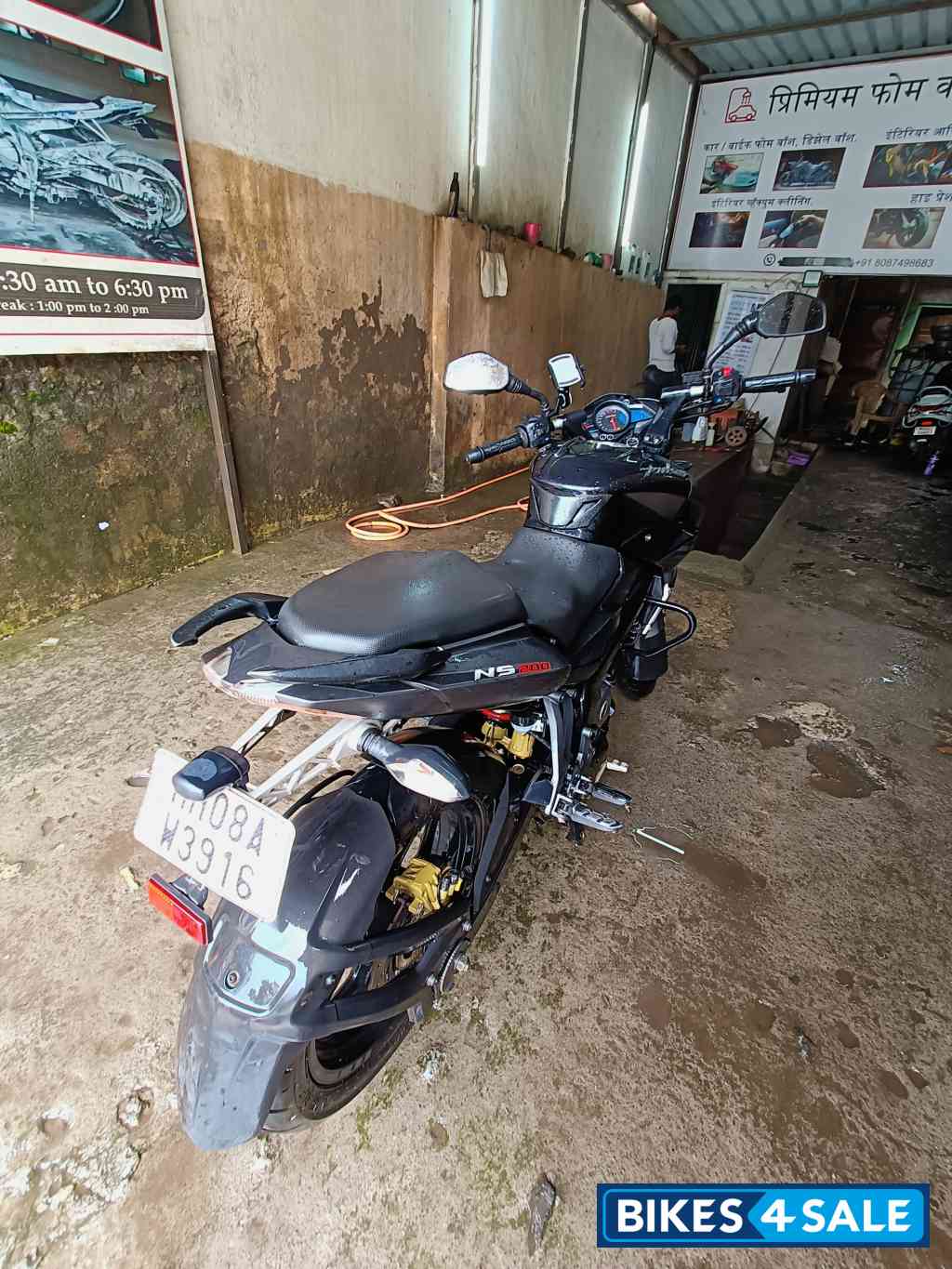 Mate Black Bajaj Pulsar NS200